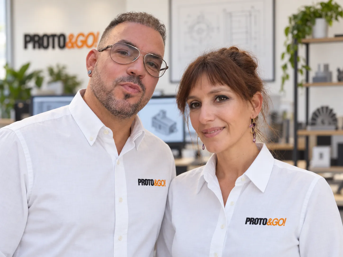 Due persone del team Proto&Go! in camicia bianca con il logo ricamato, nell'ufficio tecnico