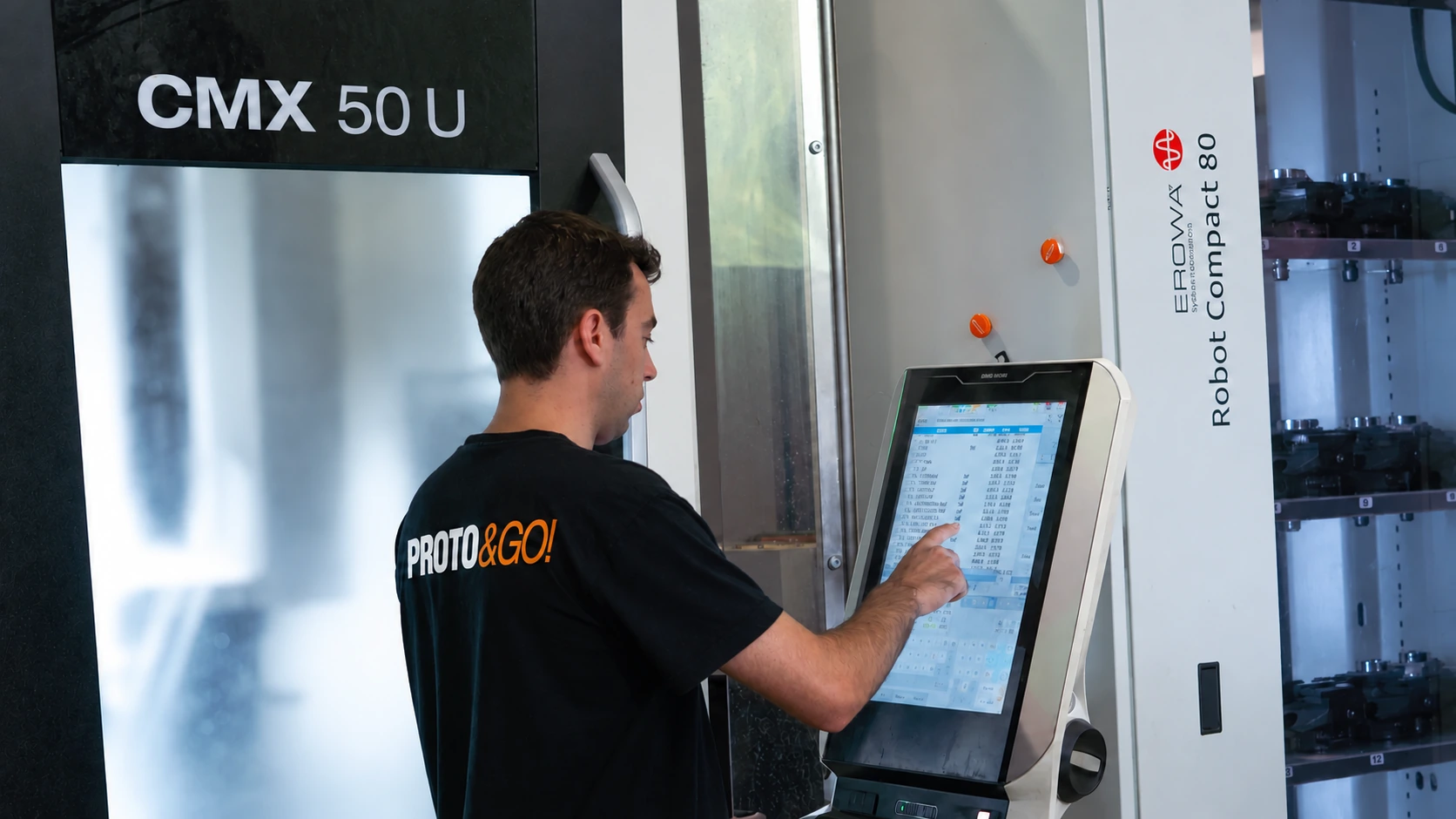 Tecnico che programma un centro di lavorazione a cinque assi