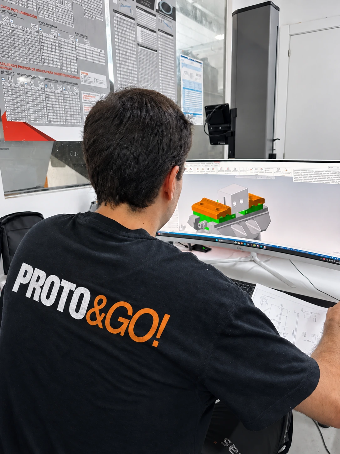 Tecnico che programma nel CAM il bloccaggio e la lavorazione di un pezzo