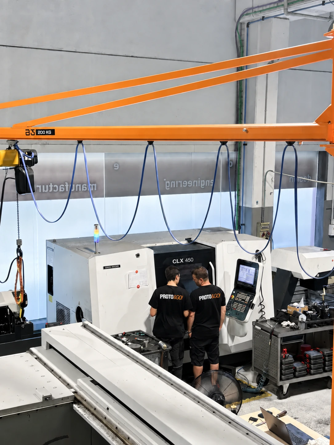 Due tecnici presso un tornio CNC