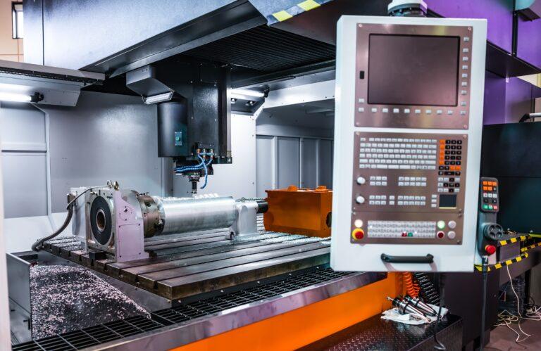 Lee más sobre el artículo Avances en el mecanizado: uso de la robótica para el cuidado de máquinas CNC 